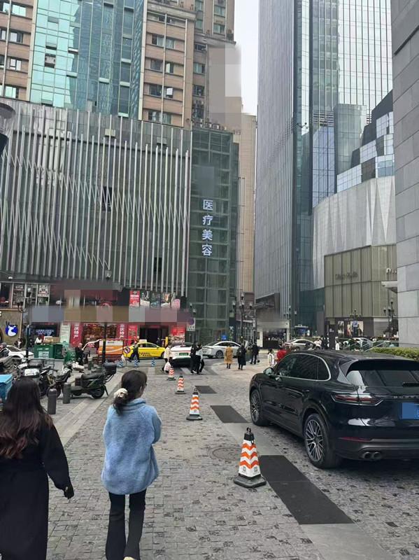 威尼斯超市女老板被口腔大夫1天做12项美容手术称隆胸后假体分裂维权反被打(图4)
